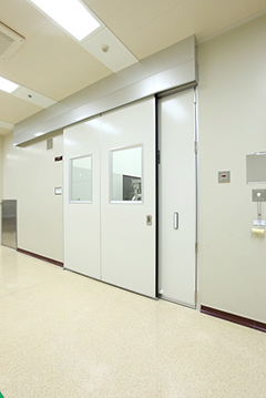 クリーンルームの出入口を気密スライドドアに改修して利便性の向上と差圧管理強化