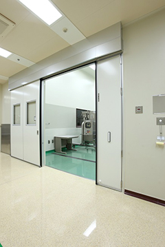 クリーンルームの出入口を気密スライドドアに改修して利便性の向上と差圧管理強化