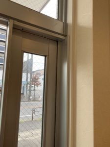 愛知県大府市 歯科医院 ドア工事店 小窓網戸取付工事【ドアファクトリー】