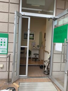 愛知県大府市 歯科医院 ドア工事店 小窓網戸取付工事【ドアファクトリー】