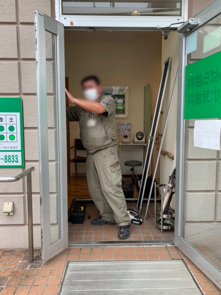 愛知県大府市 歯科医院 ドア工事店 小窓網戸取付工事【ドアファクトリー】