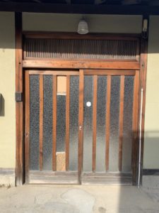 愛知県大府市 戸建住宅 玄関引戸ガラス デザイン硝子に交換工事【ドアファクトリー】