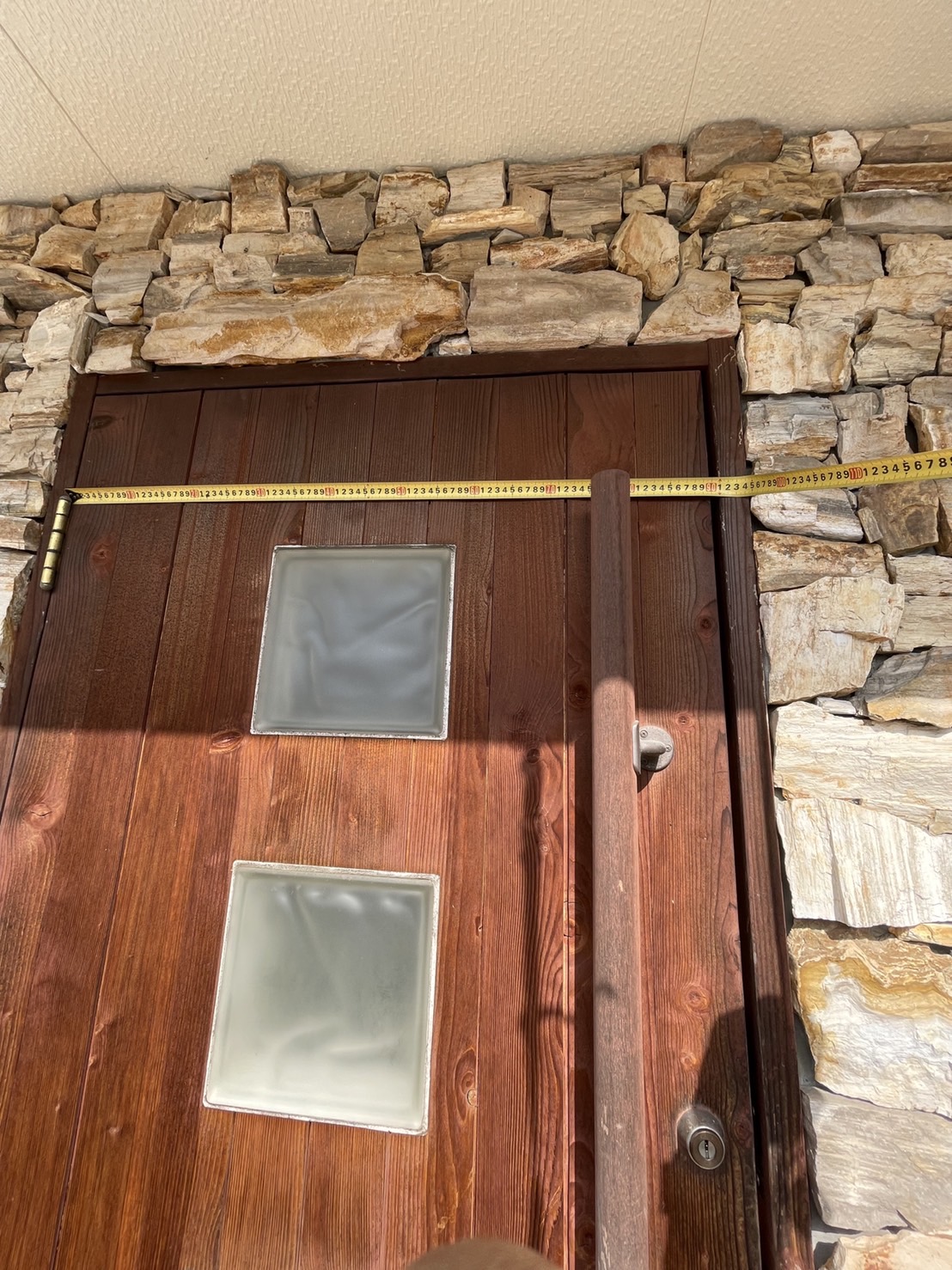 こんにちは！  弊社は、愛知県大府市に本社を構える、工場・倉庫・店舗・オフィス等のドア専門工事店です！ドアファクトリーへのお問い合わせありがとうございます！！  さて本日は、施工事例をご紹介させていただきます。  愛知県大府市にあります戸建住宅にお住まいのお客様より、玄関ドア取替工事のご依頼を頂きました。  ～LIXILリシェント玄関ドア取替前～