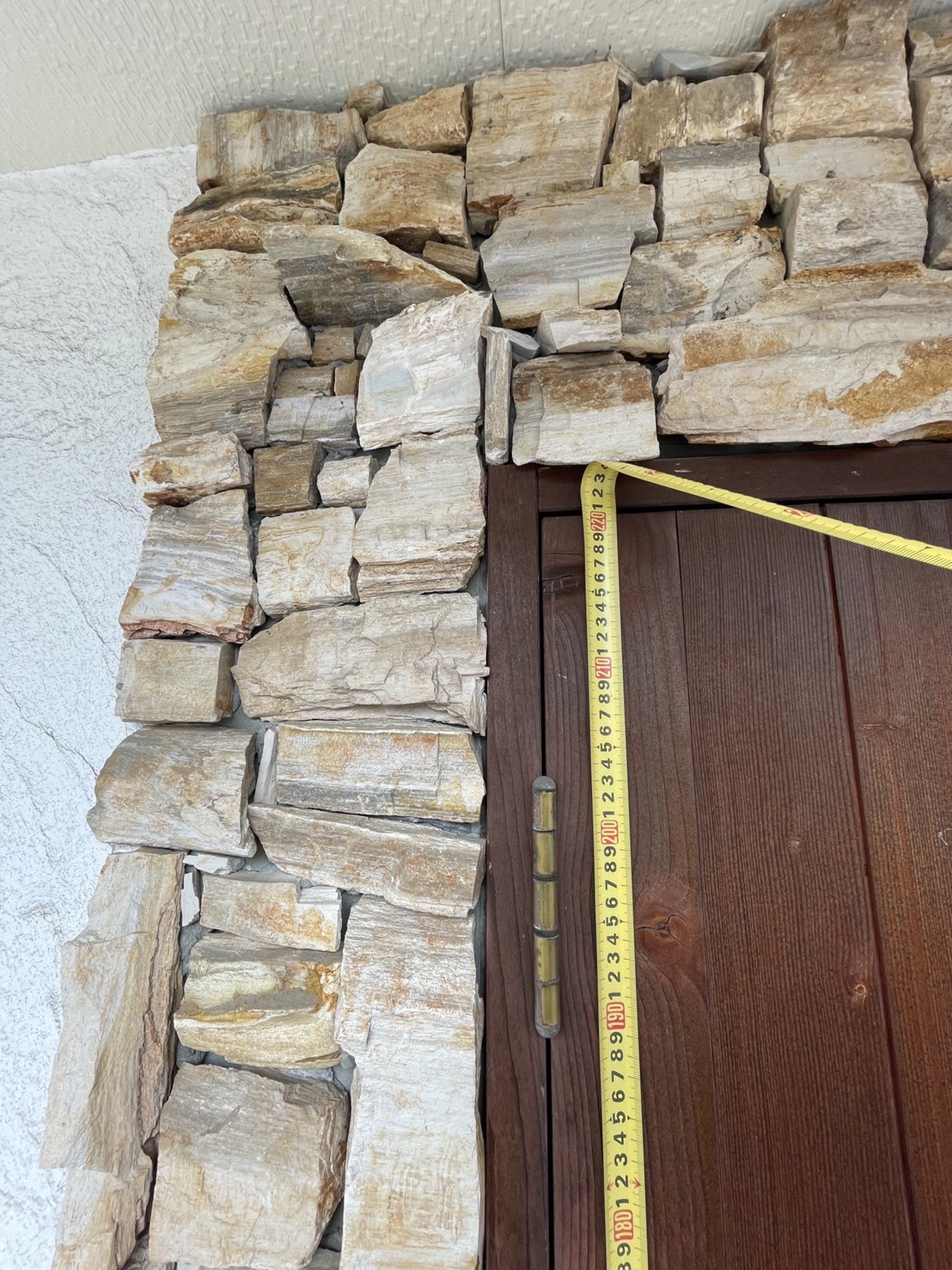 こんにちは！  弊社は、愛知県大府市に本社を構える、工場・倉庫・店舗・オフィス等のドア専門工事店です！ドアファクトリーへのお問い合わせありがとうございます！！  さて本日は、施工事例をご紹介させていただきます。  愛知県大府市にあります戸建住宅にお住まいのお客様より、玄関ドア取替工事のご依頼を頂きました。  ～LIXILリシェント玄関ドア取替前～