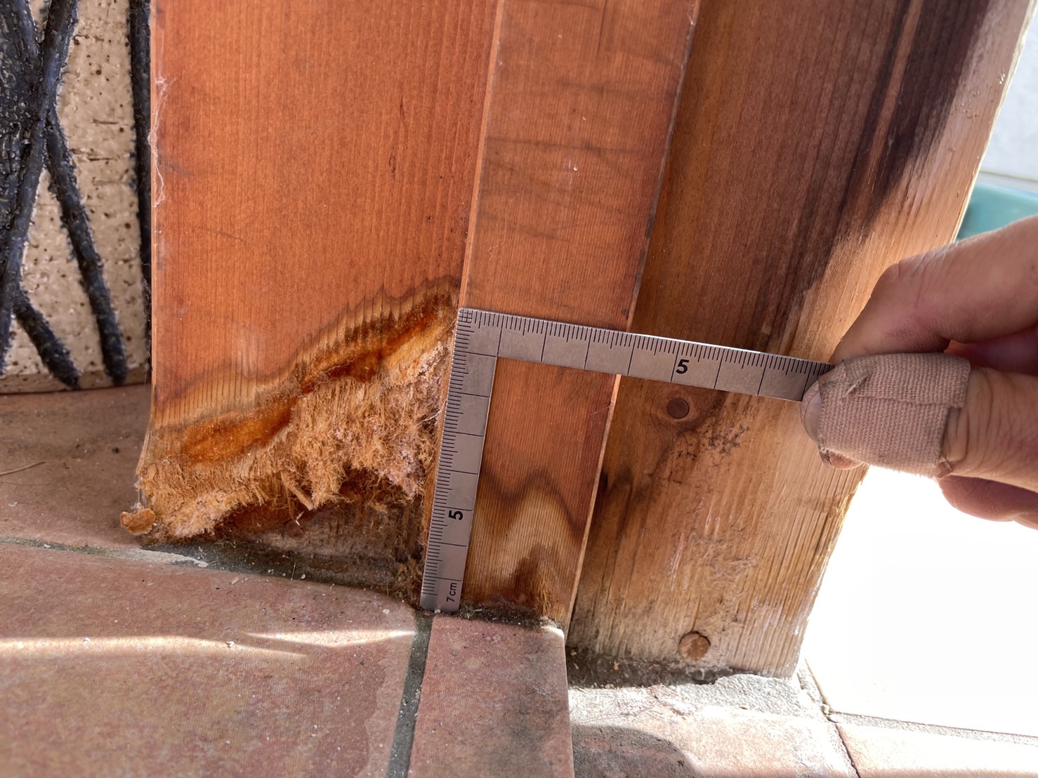 こんにちは！  弊社は、愛知県大府市に本社を構える、工場・倉庫・店舗・オフィス等のドア専門工事店です！ドアファクトリーへのお問い合わせありがとうございます！！  さて本日は、施工事例をご紹介させていただきます。  愛知県大府市にあります戸建住宅にお住まいのお客様より、玄関ドア取替工事のご依頼を頂きました。  ～LIXILリシェント玄関ドア取替前～