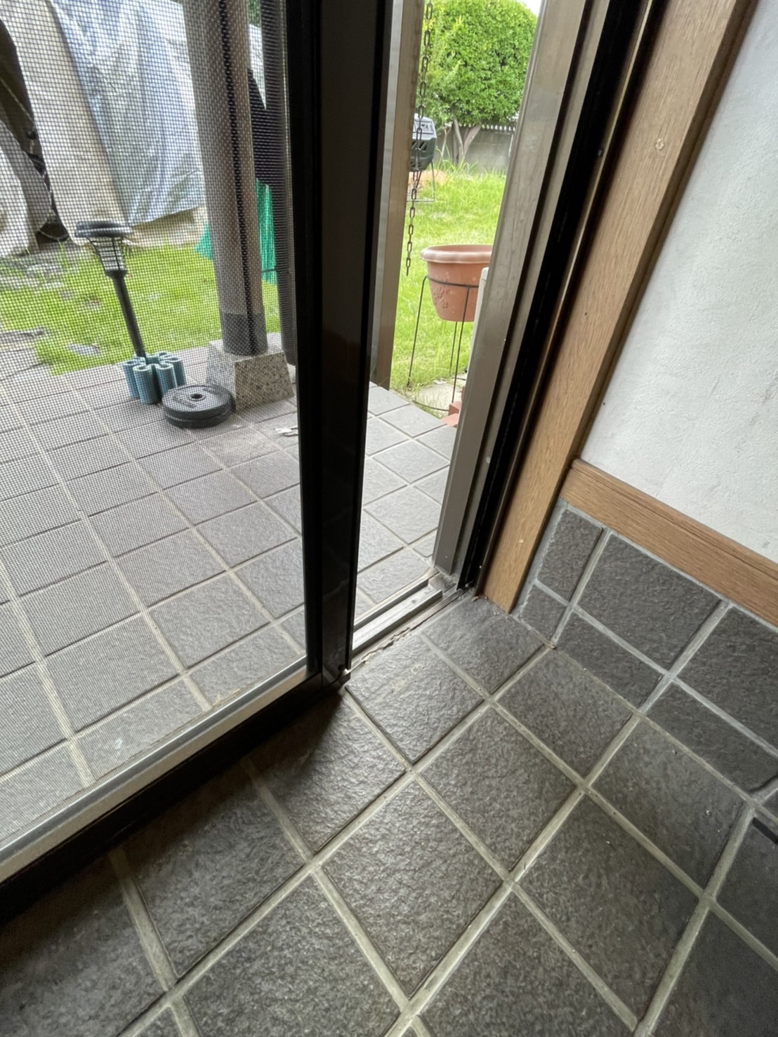 愛知県大府市 戸建住宅玄関引戸用上吊り方引き網戸取替工事【ドアファクトリー】