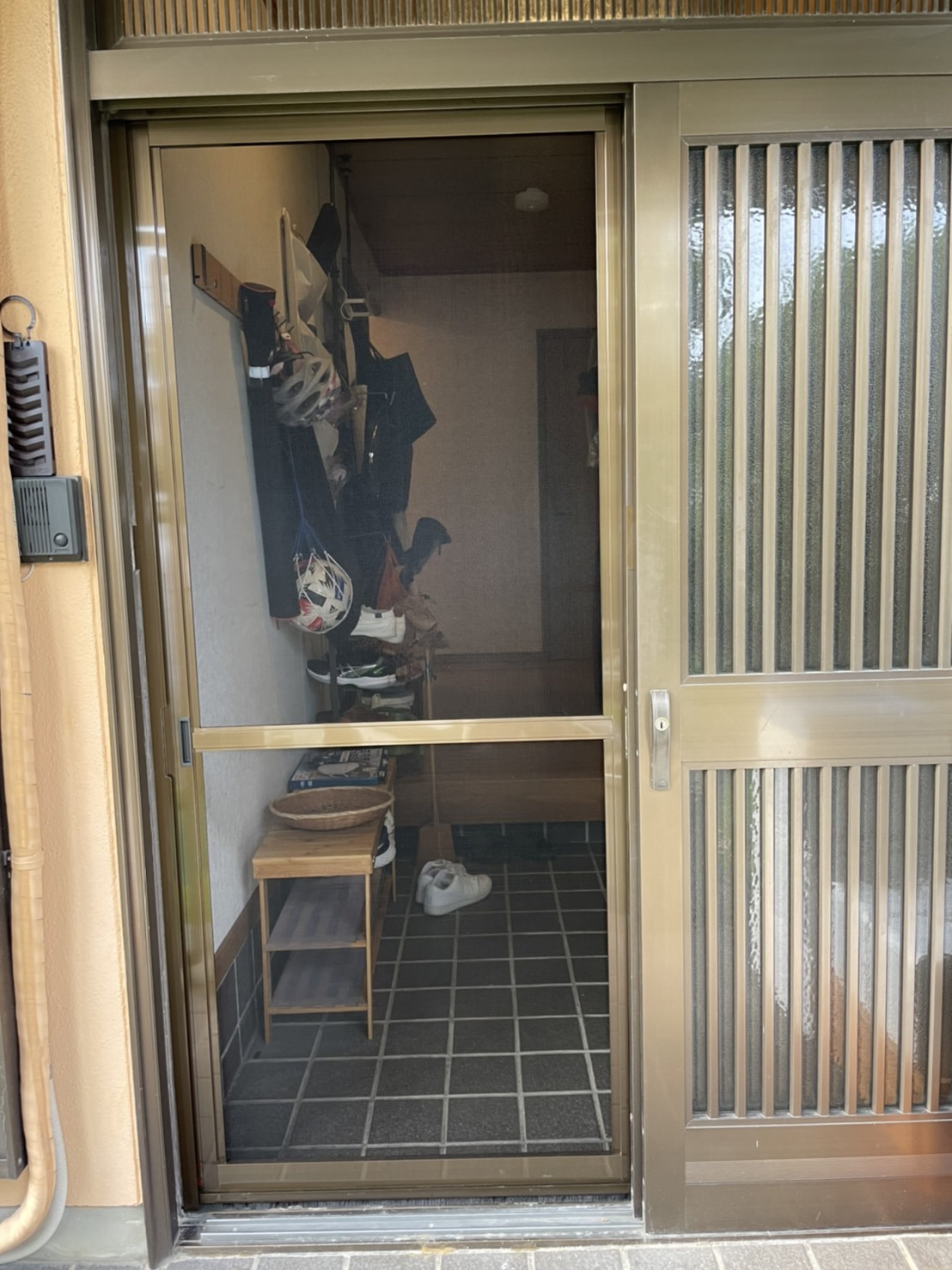 愛知県大府市 戸建住宅玄関引戸用上吊り方引き網戸取替工事【ドアファクトリー】