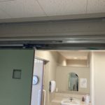 連動させるワイヤーが切れてしまっていた引戸の不具合に伴う修理工事【ドアファクトリー】