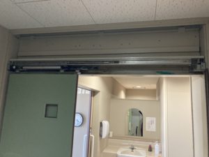 連動させるワイヤーが切れてしまっていた引戸の不具合に伴う修理工事【ドアファクトリー】