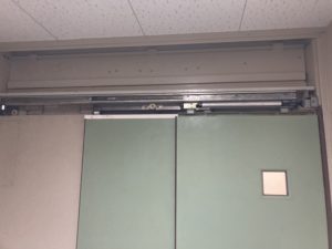 連動させるワイヤーが切れてしまっていた引戸の不具合に伴う修理工事【ドアファクトリー】