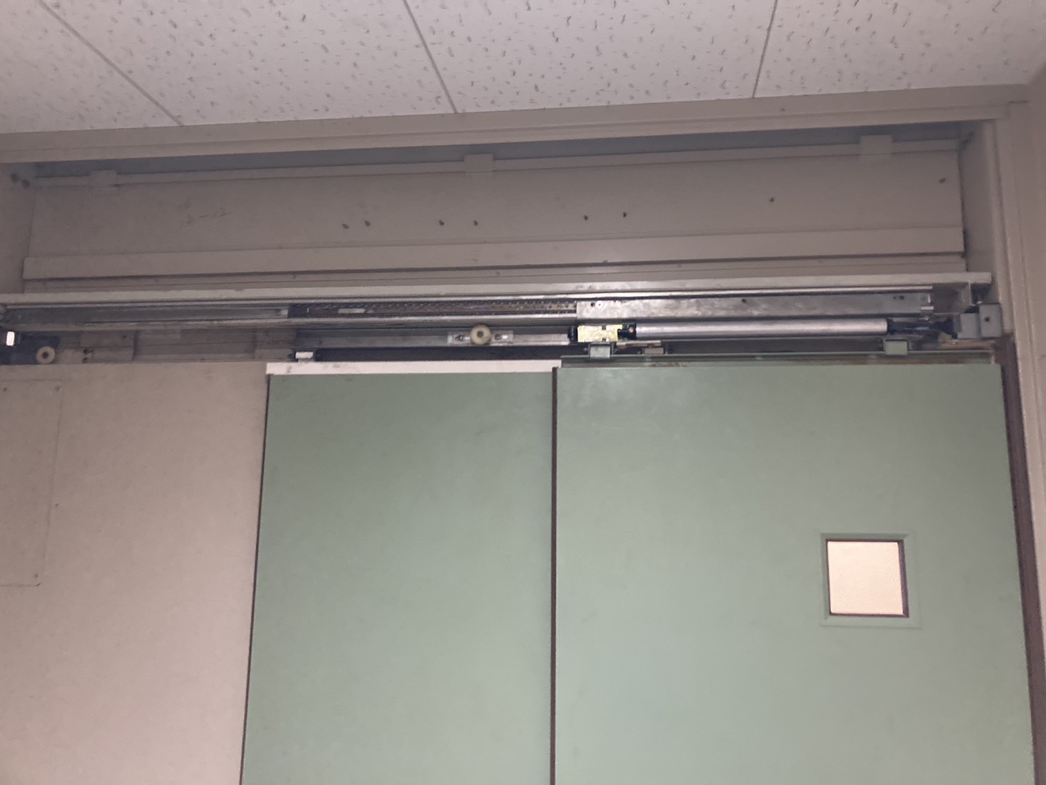 連動させるワイヤーが切れてしまっていた引戸の不具合に伴う修理工事【ドアファクトリー】