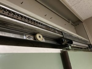 連動させるワイヤーが切れてしまっていた引戸の不具合に伴う修理工事【ドアファクトリー】