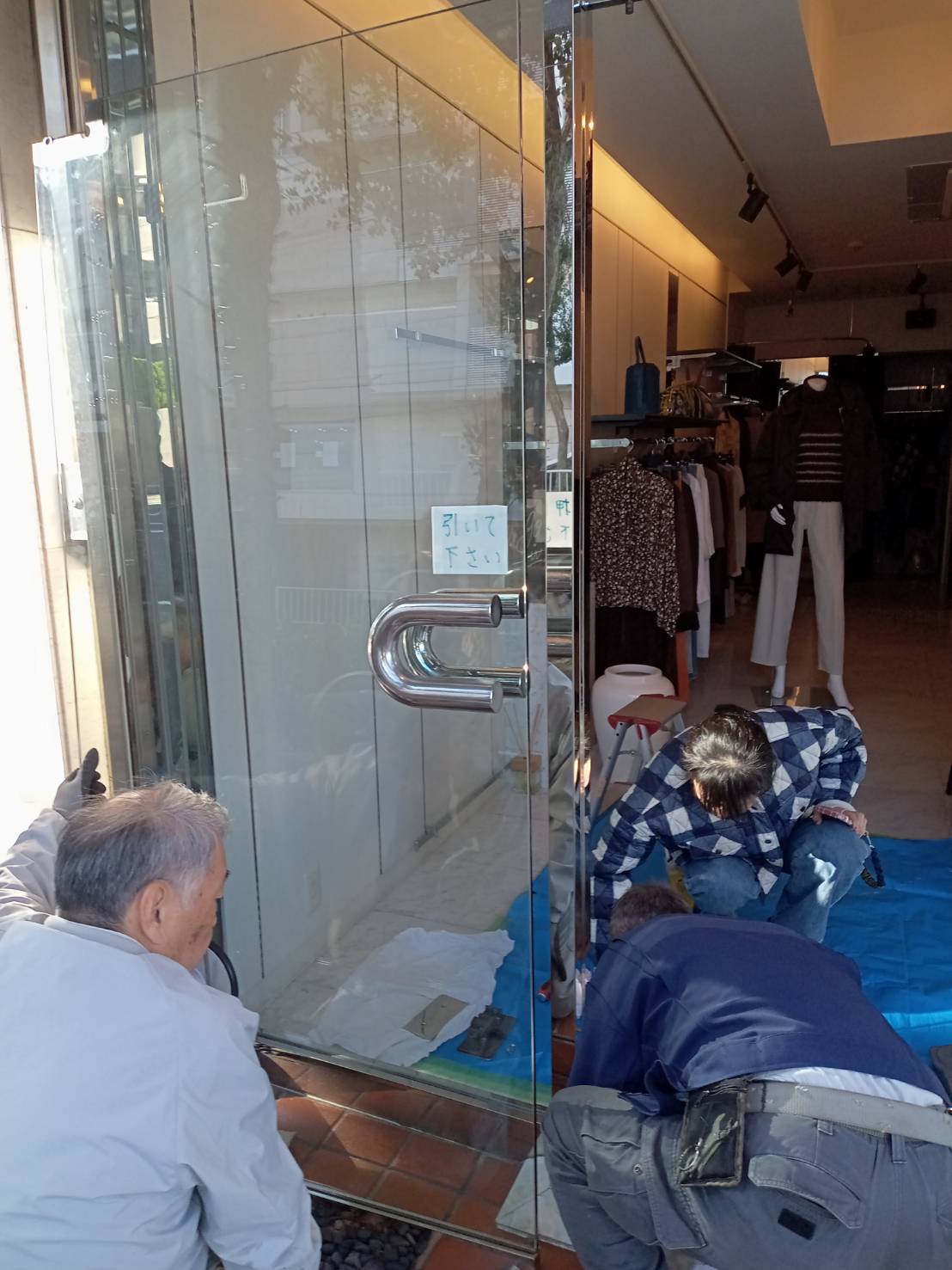 こんにちは！ 弊社は、愛知県大府市に本社を構える、工場・倉庫・店舗・オフィス等のドア専門工事店です！ドアファクトリーへのお問い合わせありがとうございます！！ さて本日は、施工事例をご紹介させていただきます。 ～施工の様子～