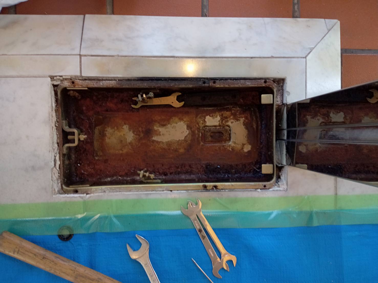 こんにちは！ 弊社は、愛知県大府市に本社を構える、工場・倉庫・店舗・オフィス等のドア専門工事店です！ドアファクトリーへのお問い合わせありがとうございます！！ さて本日は、施工事例をご紹介させていただきます。 ～施工の様子～