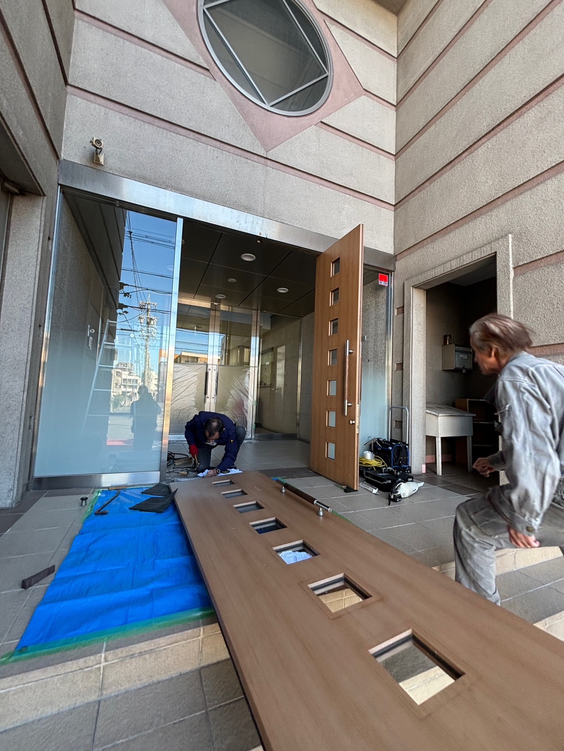 名古屋市昭和区 フロアヒンジ交換工事【ドアファクトリー】