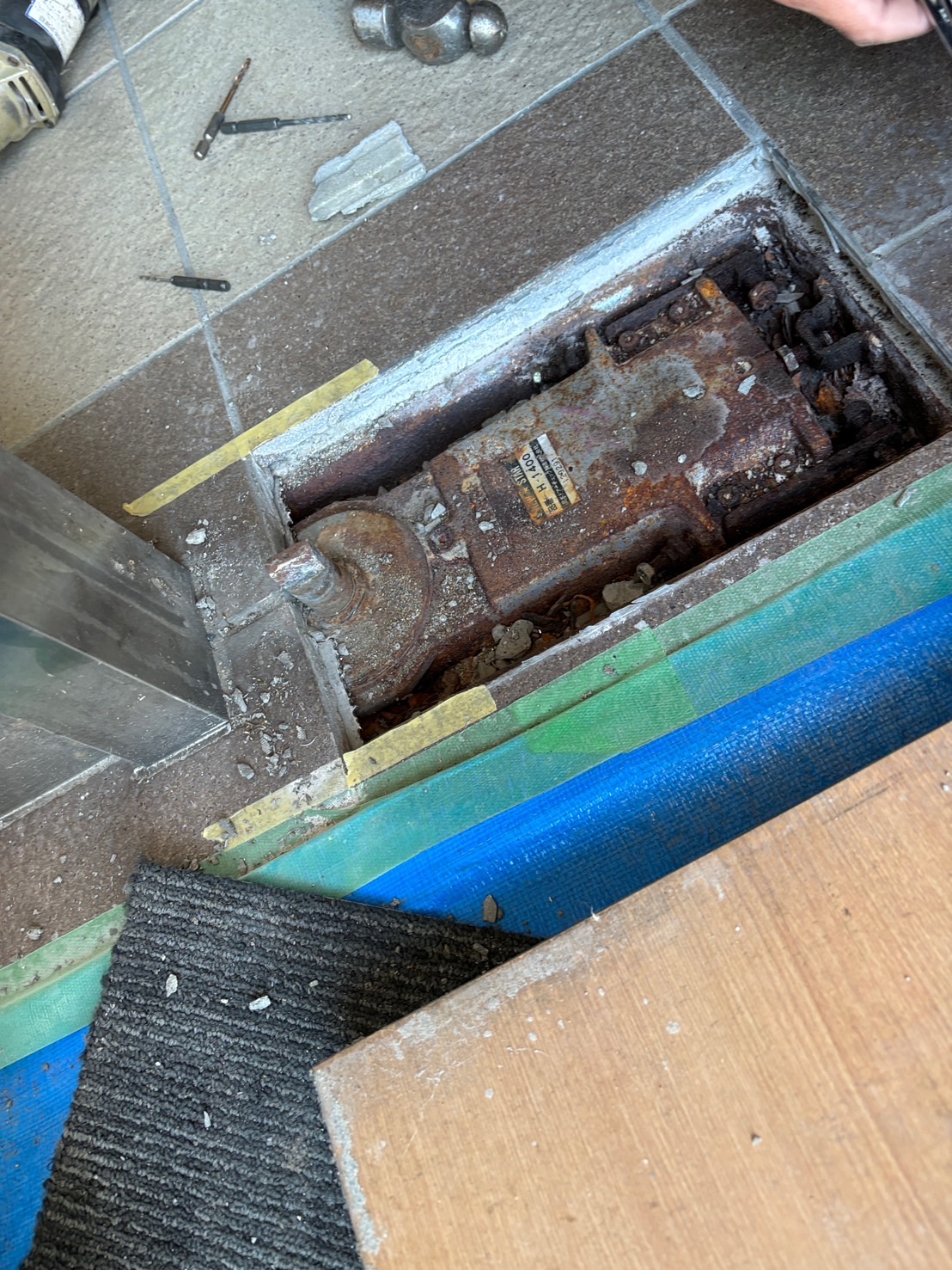 名古屋市昭和区 フロアヒンジ交換工事【ドアファクトリー】