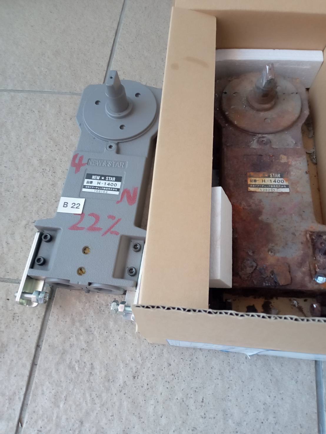 名古屋市昭和区 フロアヒンジ交換工事【ドアファクトリー】